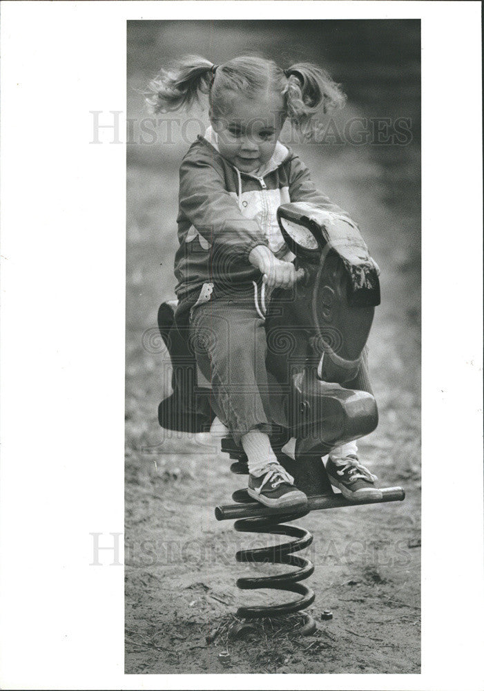 1981 Press Photo Krissie Reynolds horsing around at Largo&#39;s Taylor Park - Historic Images