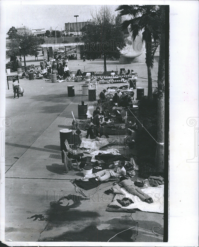 1981 Press Photo Scene at Lakeland Civic Center shows line of ticket buyers - Historic Images