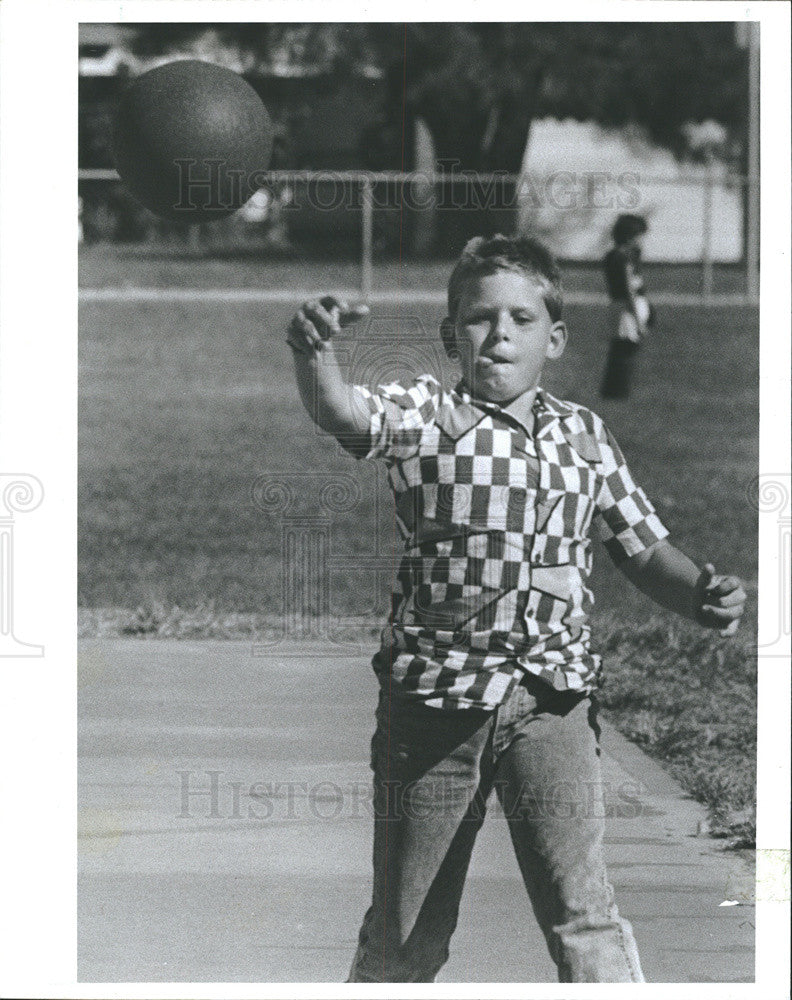 1988 Press Photo Dale Snalely Plays Space Ball At Largo Central Elementary - Historic Images