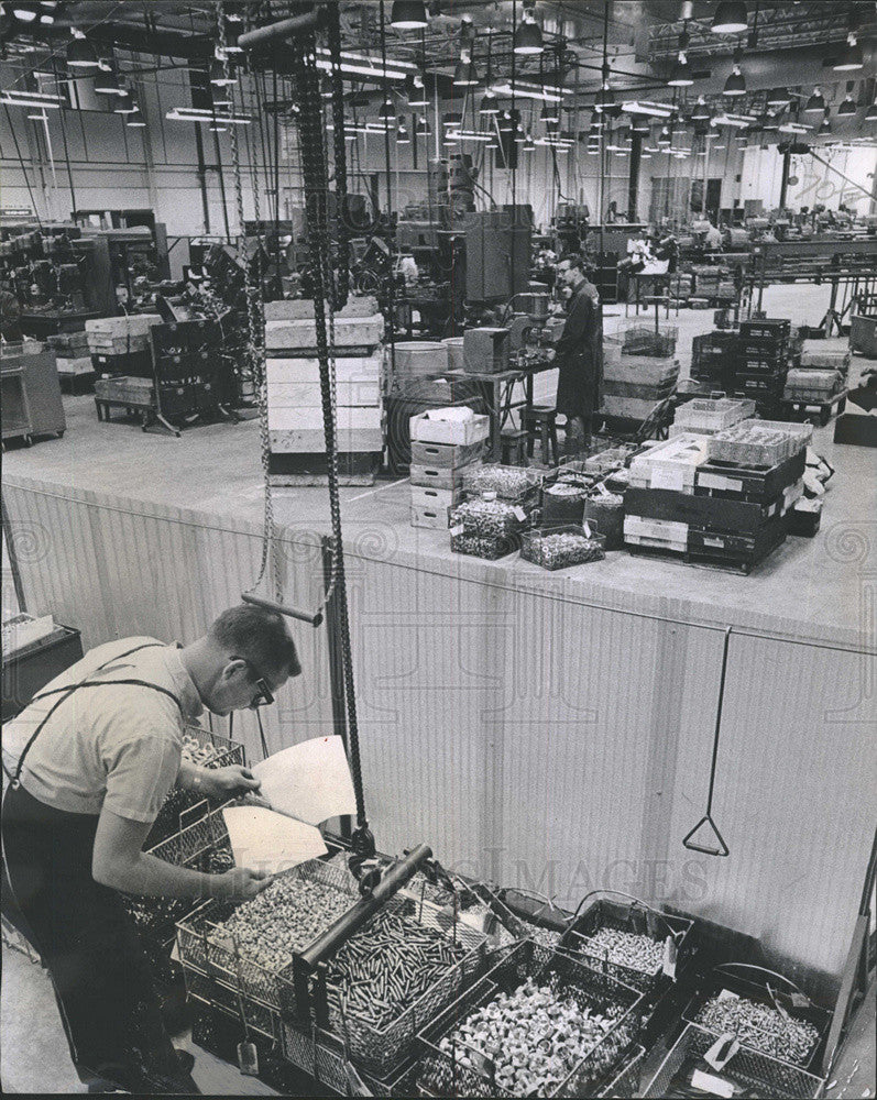 1966 Press Photo Workers Norgren Co. Production Facility Drilling Machine Room - Historic Images