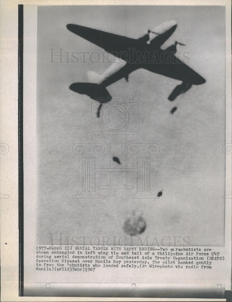 1967 Press Photo Two parachutists are shown entangled in left wing tip - Historic Images