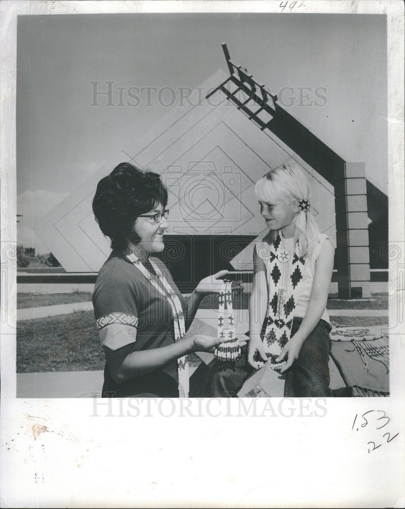 1971 Press Photo Ute Indian Sales Clerk Jewelry Bottle Hollow resort Utah - Historic Images