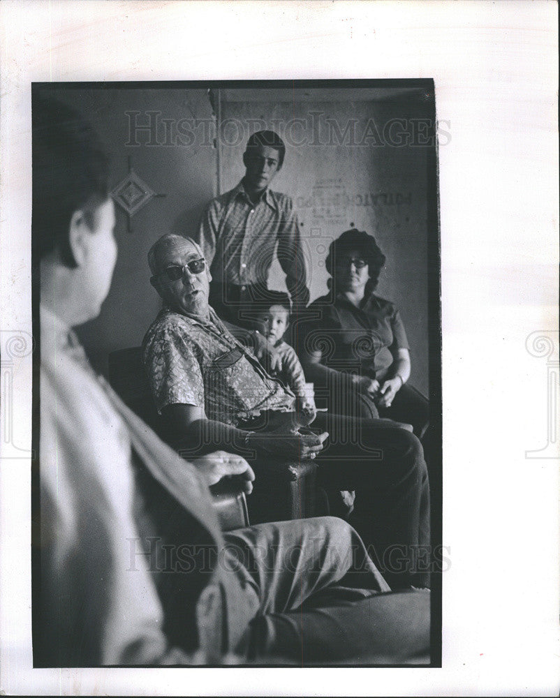 1973 Press Photo Hopkins visits home of Reservation - Historic Images