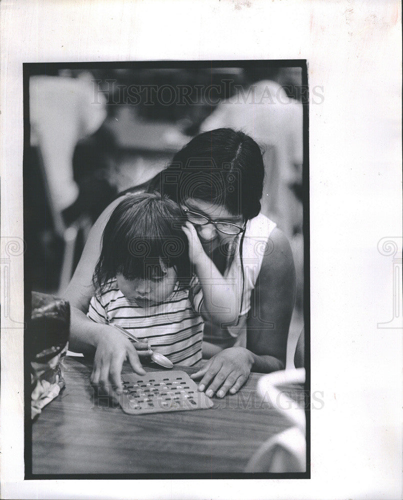 1973 Press Photo Dore Howe and son Michael play bingo - Historic Images