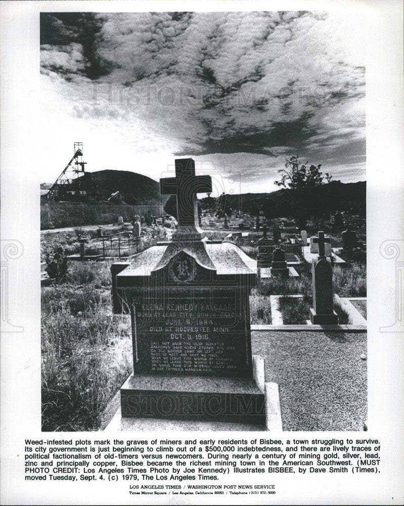 1978 Press Photo Weeds overgrow graves in Bisbee in the southwest - Historic Images