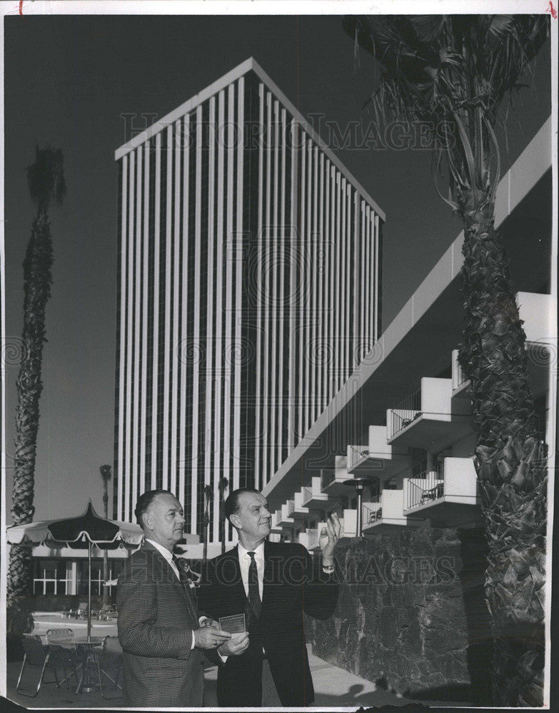 1965 Press Photo Milt Frampton and Ed Stopher at the new Del Webb TowneHouse - Historic Images