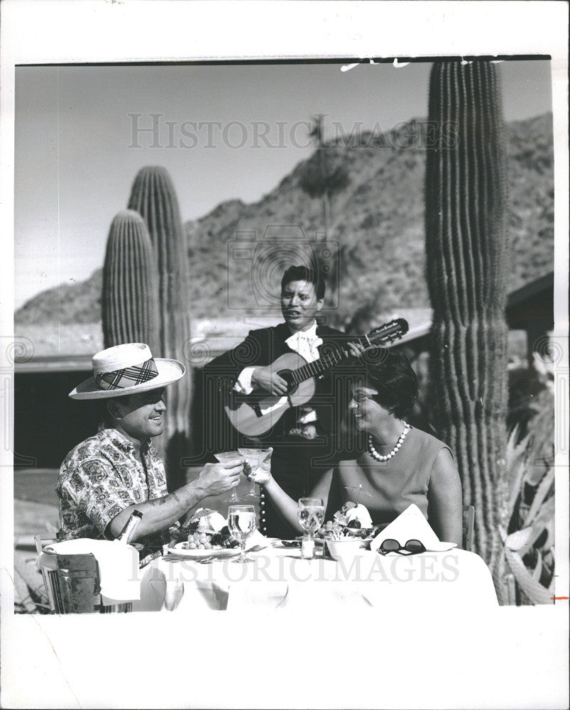 1970 Press Photo Dining under warm Arizona sunshine is wintertime attraction - Historic Images