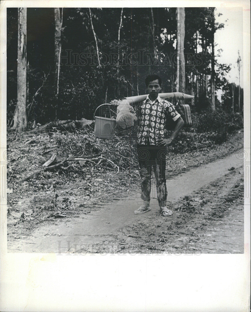 1972 Press Photo Lumberjack moves his personal belongings to Jengka Triangle - Historic Images