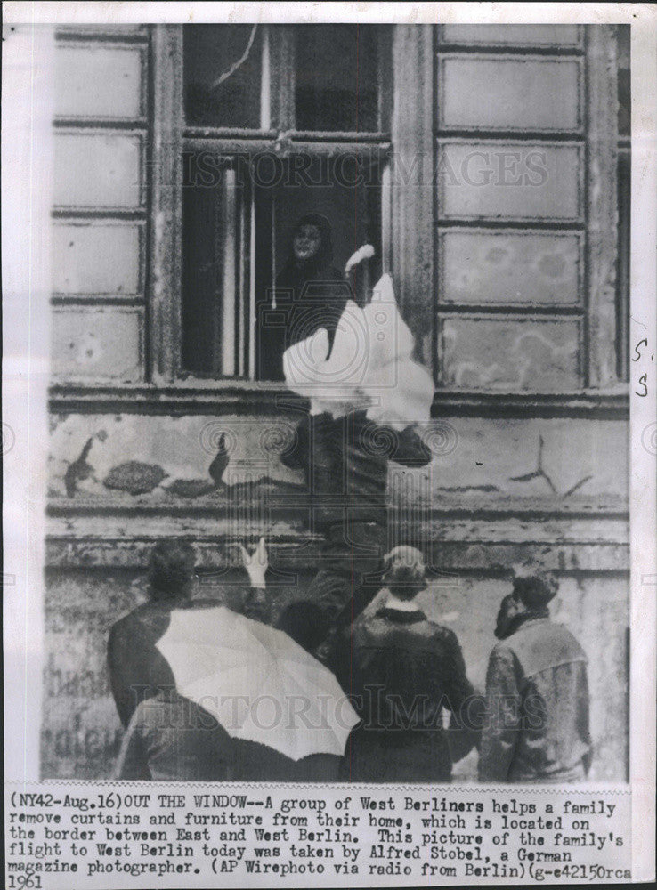 1961 Press Photo West Berlin Family Moves Furniture From East West Border Home - Historic Images