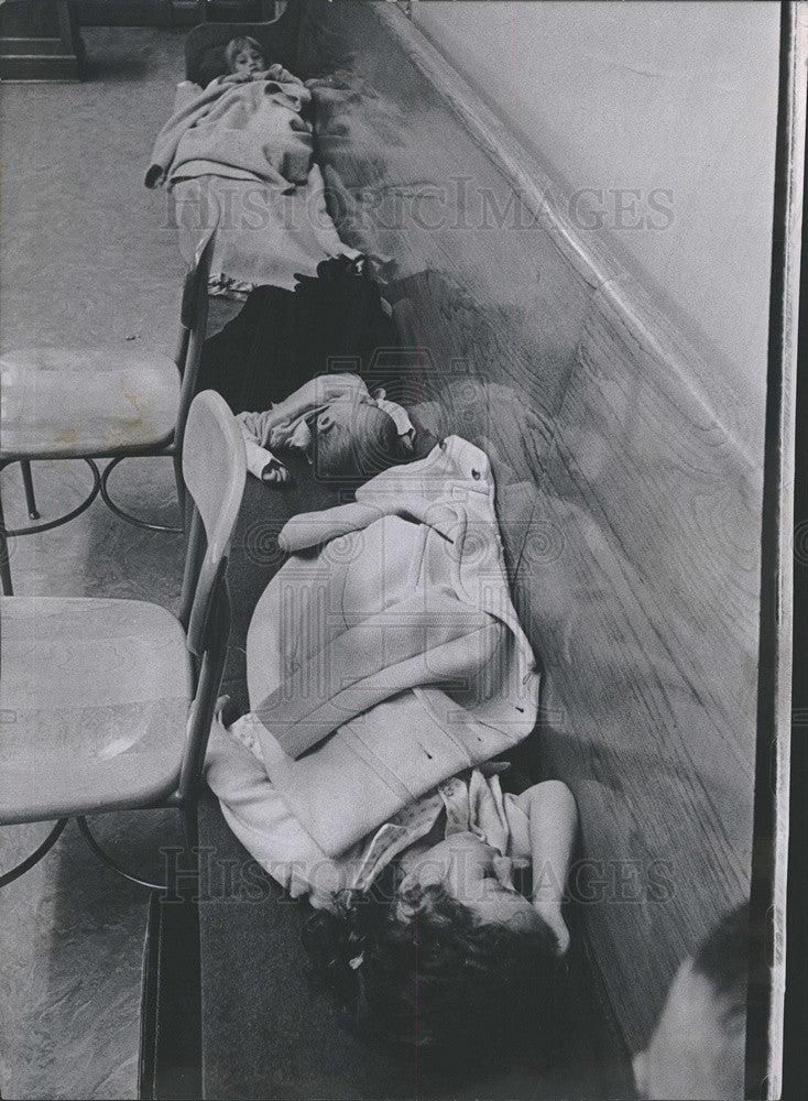 1965 Press Photo Young Refugees From S. Platte River Flood Sleep At School Gym - Historic Images