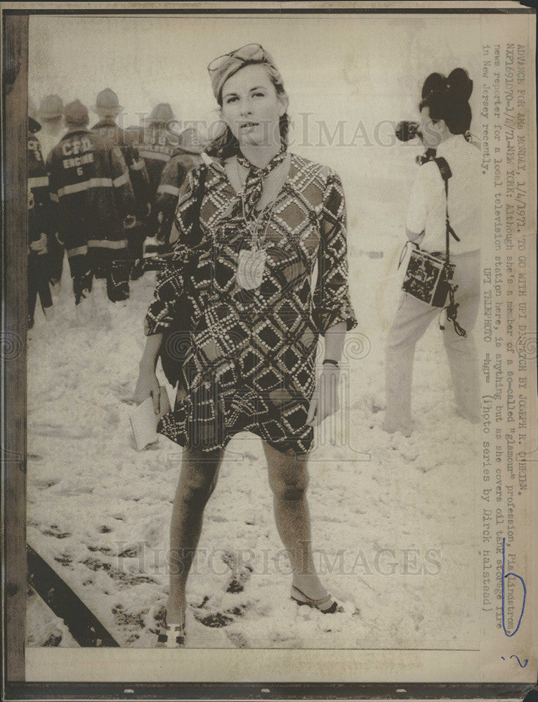 1971 Press Photo Pia Lindstrom, News Reporter For Local TV Station Covers Fire - Historic Images