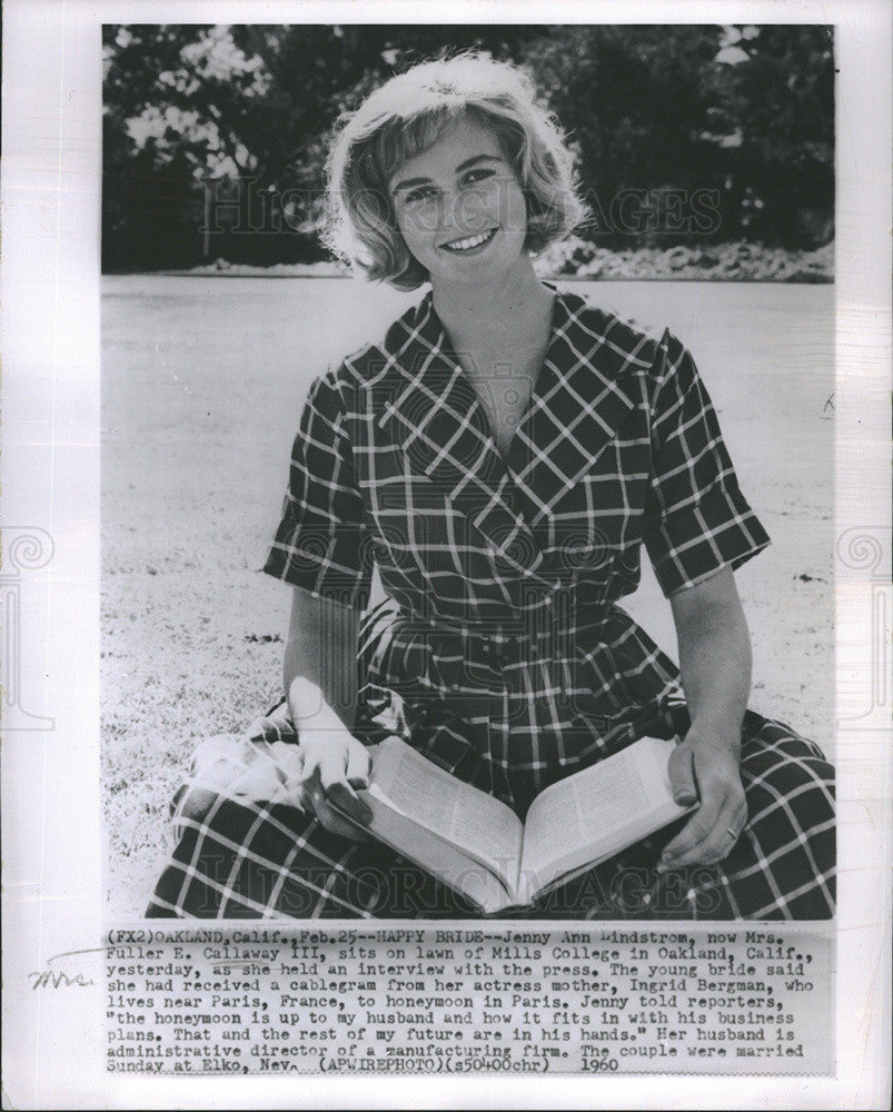 1960 Press Photo Jenny Ann Lindstrom On Lawn Of Mills College, California - Historic Images