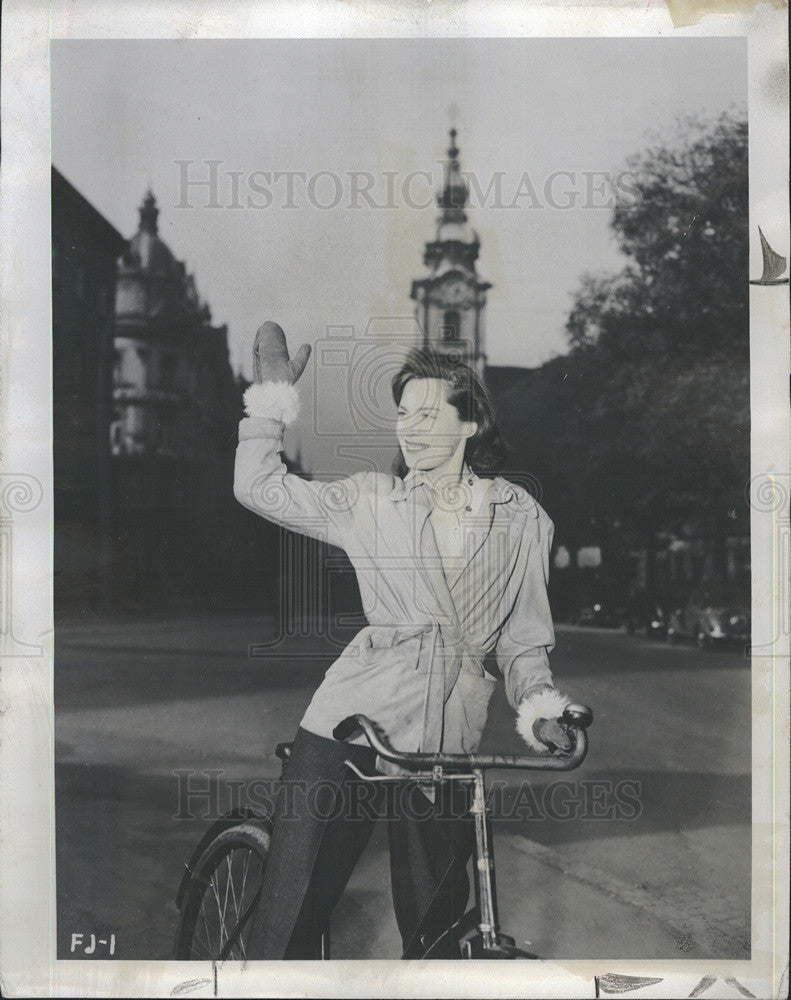 1957 Press Photo Viveca Lindfors Actress Four Men In Jeep Movie Film Vienna - Historic Images