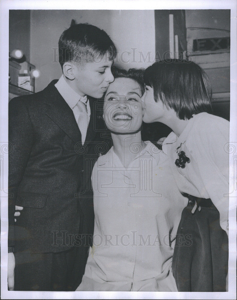 1954 Press Photo Swedish Actress Viveca Lindfors With Her Children Jan And Lena - Historic Images