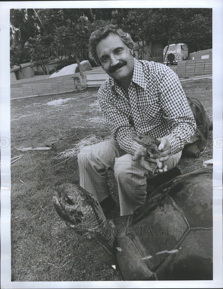 1977 Press Photo Actor Hal Linden Hosts ABC Program &quot;Animals Animals Animals&quot; - Historic Images