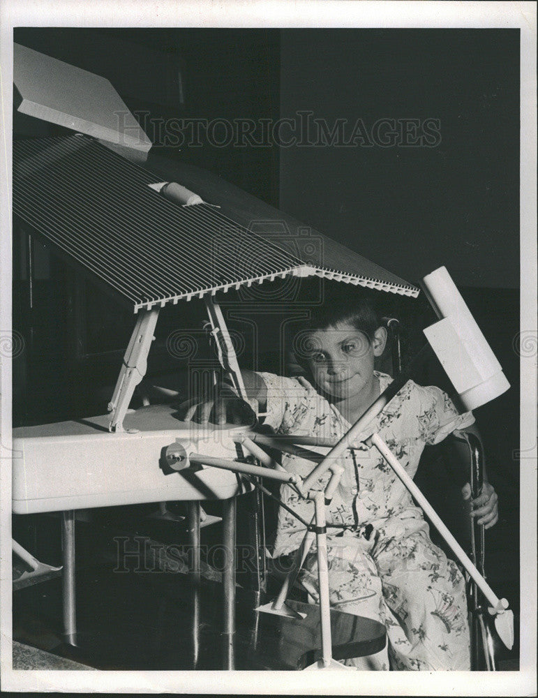 1964 Press Photo Dennis Butler Children&#39;s Hospital Patient Tests Lunar Walker - Historic Images