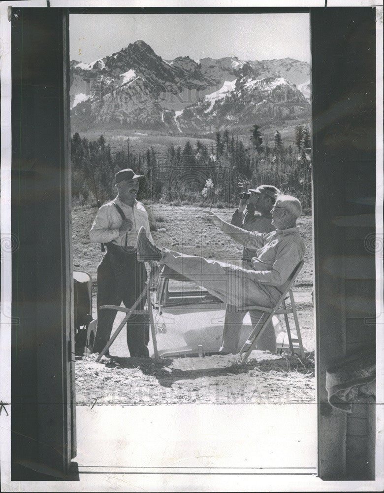 1961 Press Photo Hunters Relax At Cabin Door In San Juan Basin - Historic Images