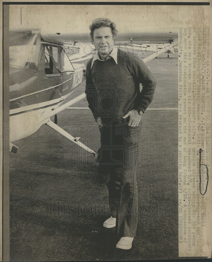 1973 Press Photo Actor Cliff Robertson Searches For Misses Stepson On His Plane - Historic Images