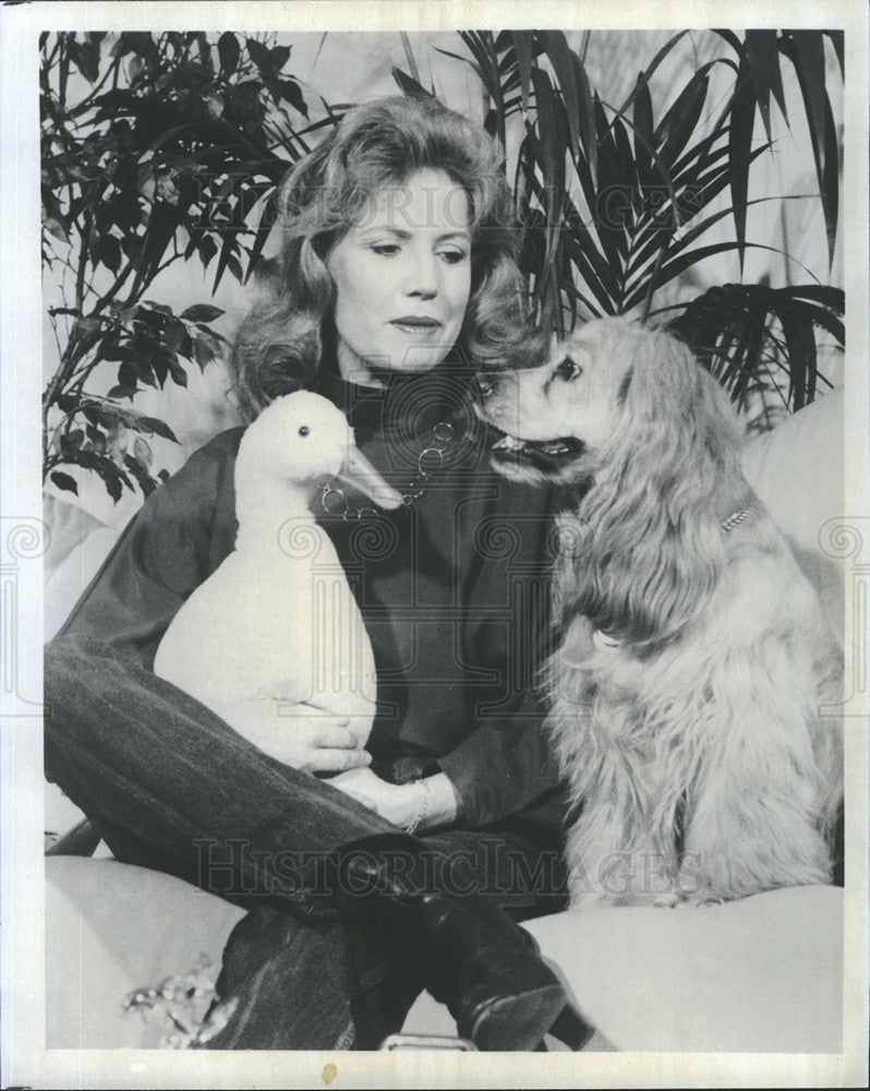 Press Photo Soap Star Leslie Charleson On &quot;Special Friends&quot; With Porcelain Duck - Historic Images