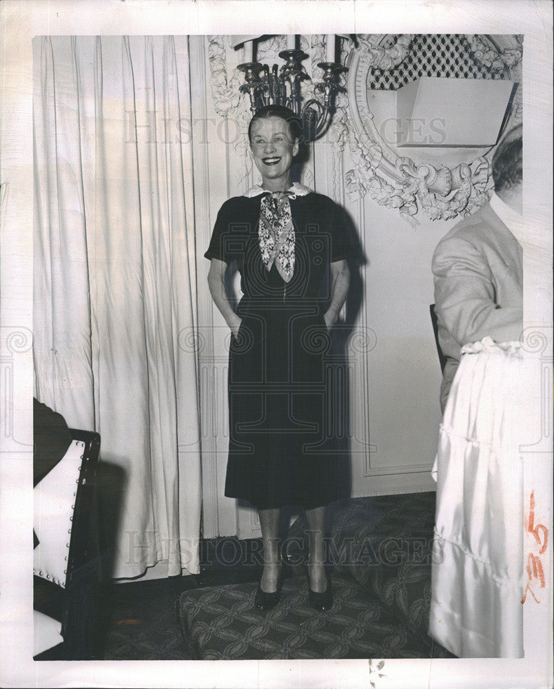 1947 Press Photo Actress Beatrice Lillie Models Mid-Calf Skirt With Front Slit - Historic Images