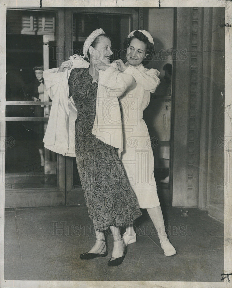 1949 Press Photo Actress Beatrice Lillie Leaves Henrotin Hospital - Historic Images