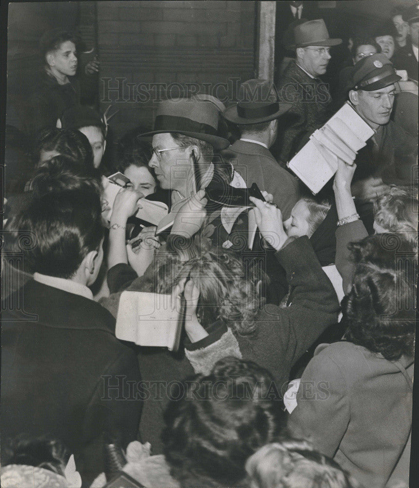 1945 Press Photo George Murphy Actor Autograph Seekers Santa Fe Chief Train - Historic Images