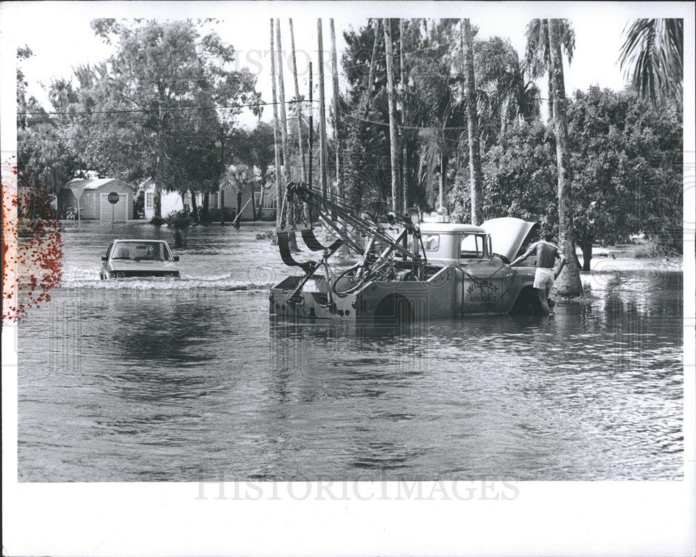 1982 Press Photo A Storm Floods Streets - Historic Images