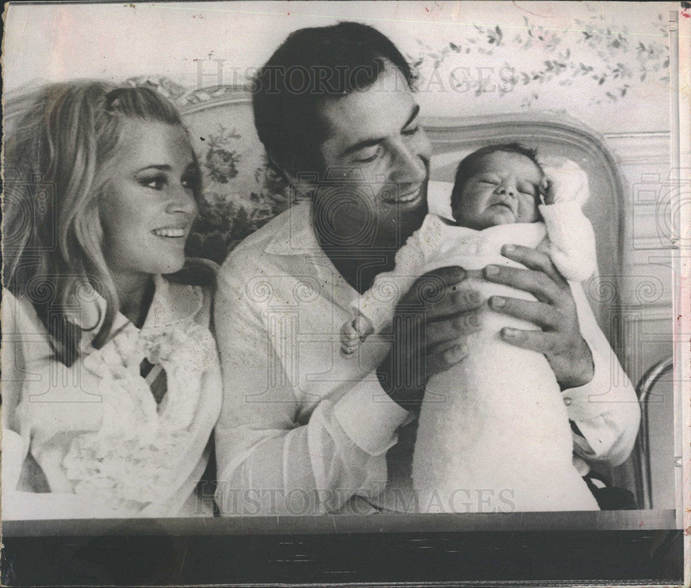 1970 Press Photo A Woman, A Man And A Baby - Historic Images