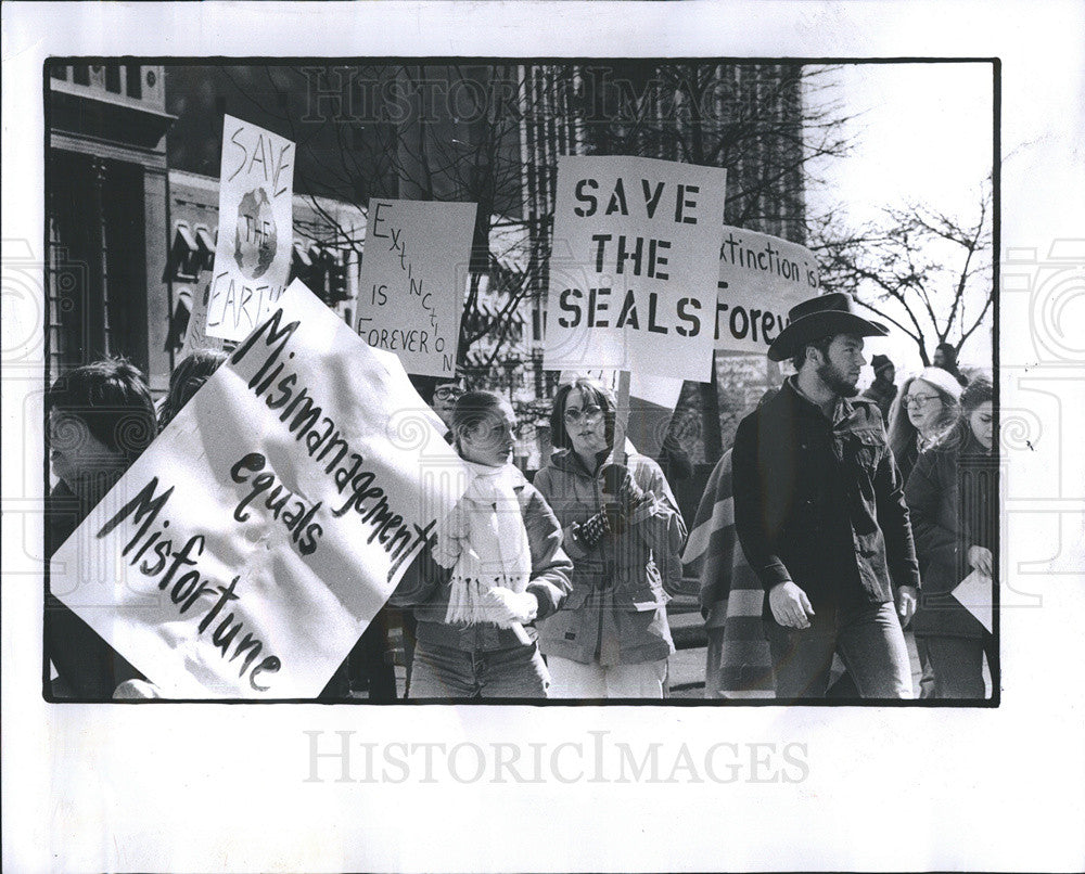 1979 Press Photo Protest Rally, Canadia Consul Frank T Harris - Historic Images