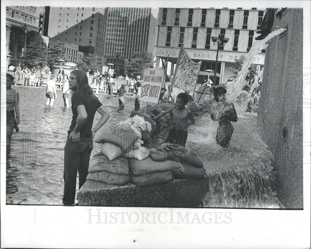 1972 Press Photo Anti War Rally Kennedy - Historic Images