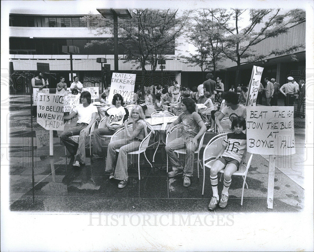 1978 Press Photo Groups of Protesters - Historic Images
