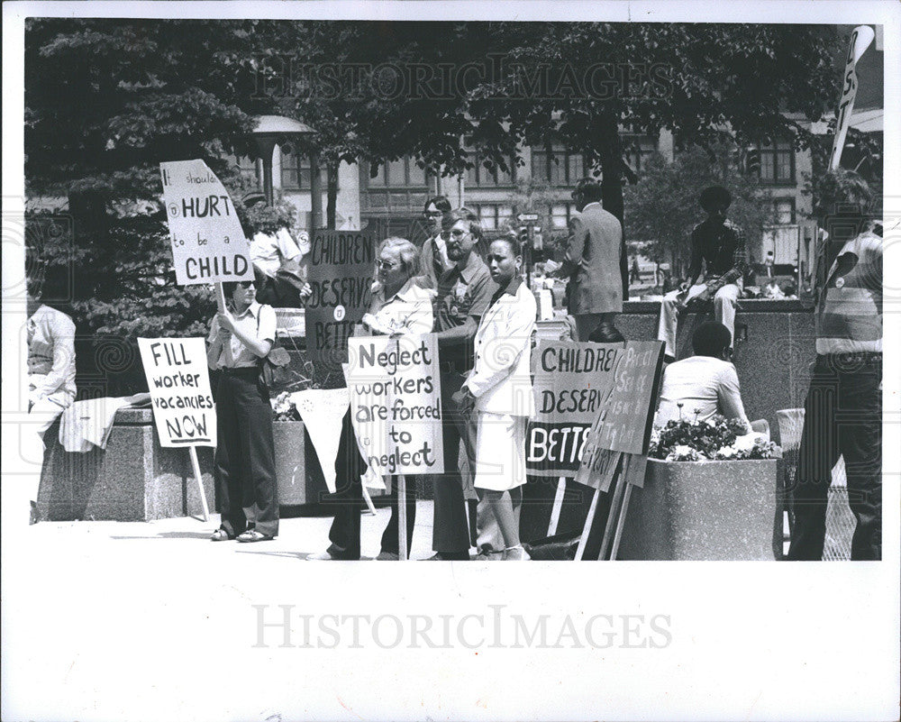 1978 Press Photo Lorretta Moore Standing with Annual Services Employees at Rally - Historic Images