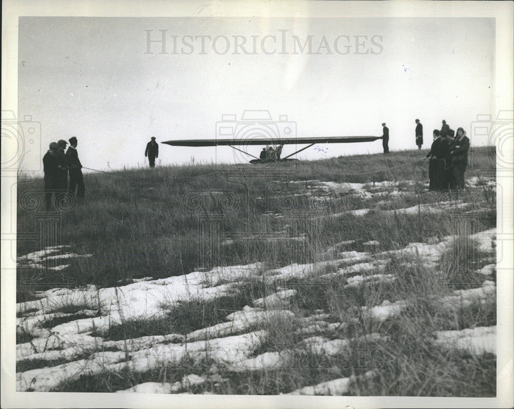 1930 Press Photo Launch Crew Stretches Rubber Rope Tight Glider Catapulted Air - Historic Images