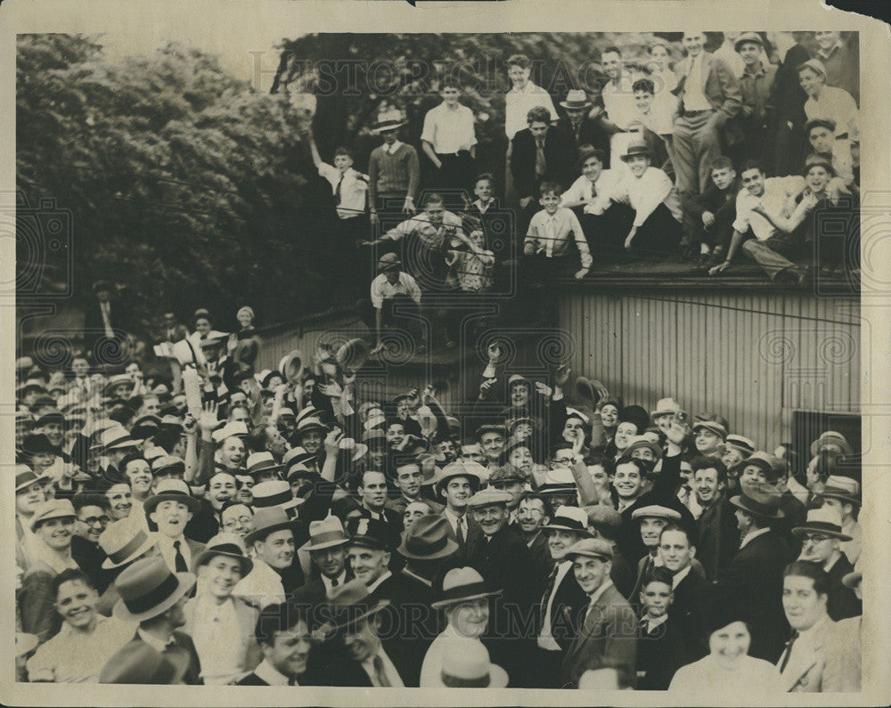 1930 Press Photo Crowd watching Hansworth race - Historic Images