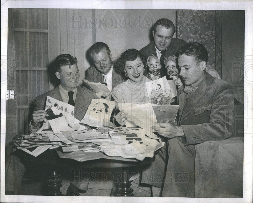 1949 Press Photo Artist Chicago Daily News Gather Judge Santa Drawings Sent In - Historic Images