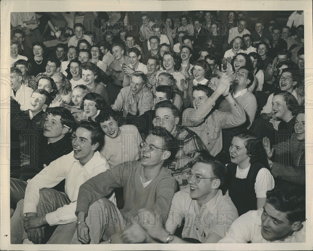 1949 Press Photo Keen Teens - Historic Images