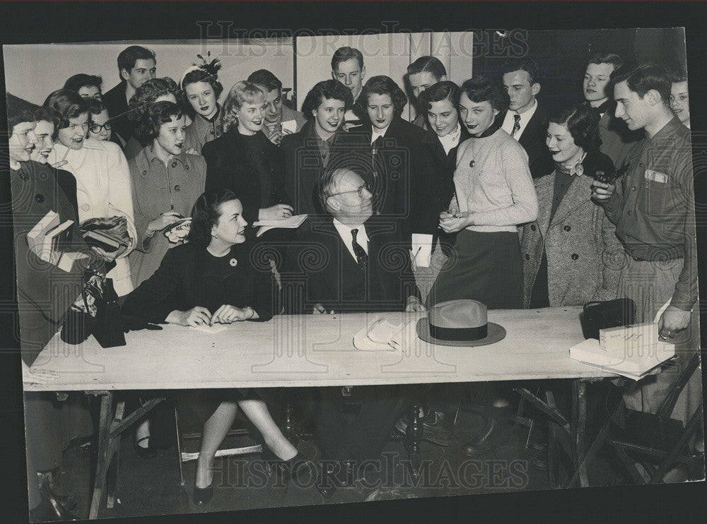 1951 Press Photo Keen Teens Press Club Interviews Senator Taft - Historic Images