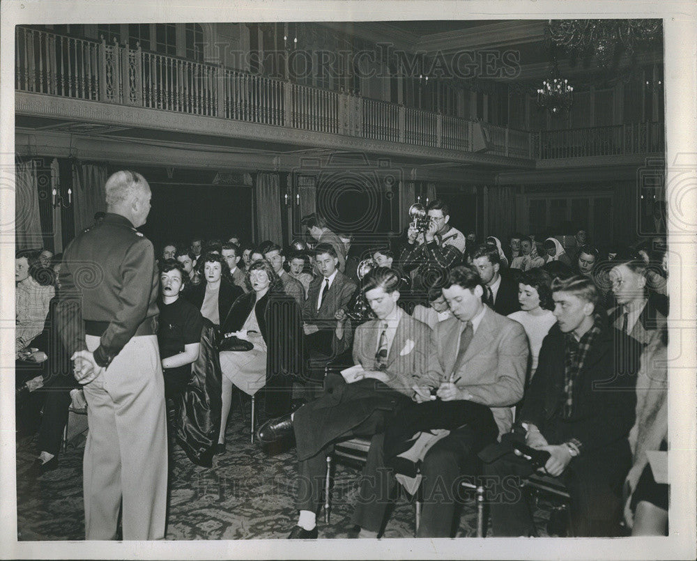 1949 Press Photo Keen Teen Reporters Interview Eisenhower - Historic Images