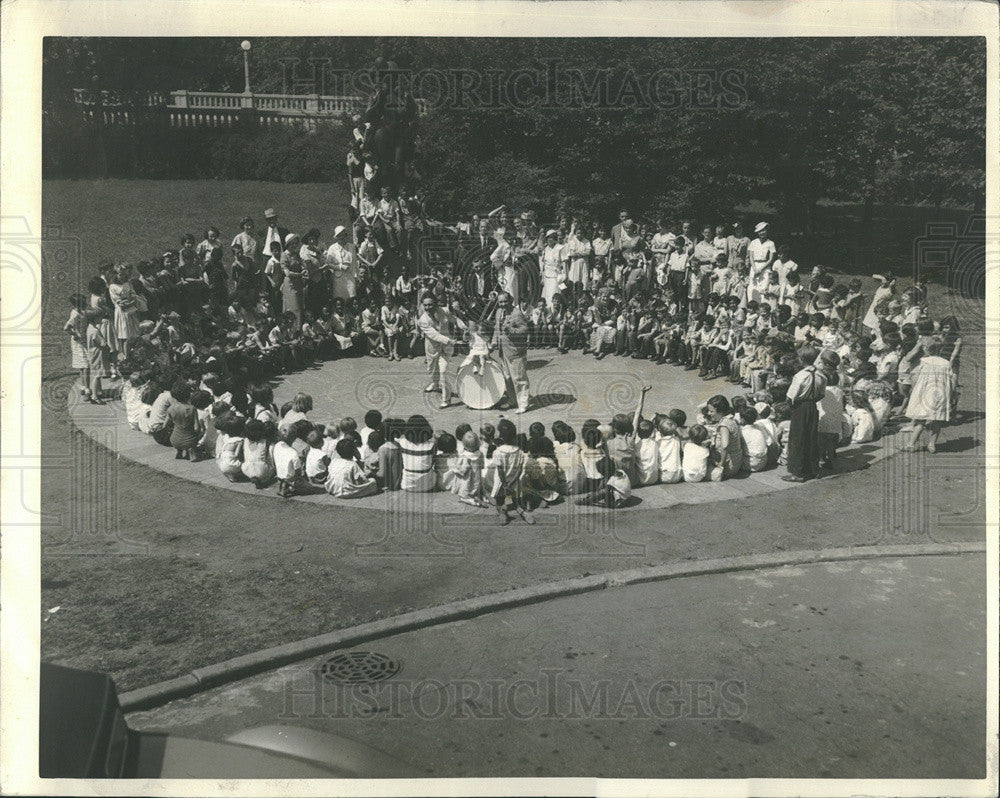 1935 Press Photo Daily News Santitariums Fresh-Air Fund Children Outside - Historic Images