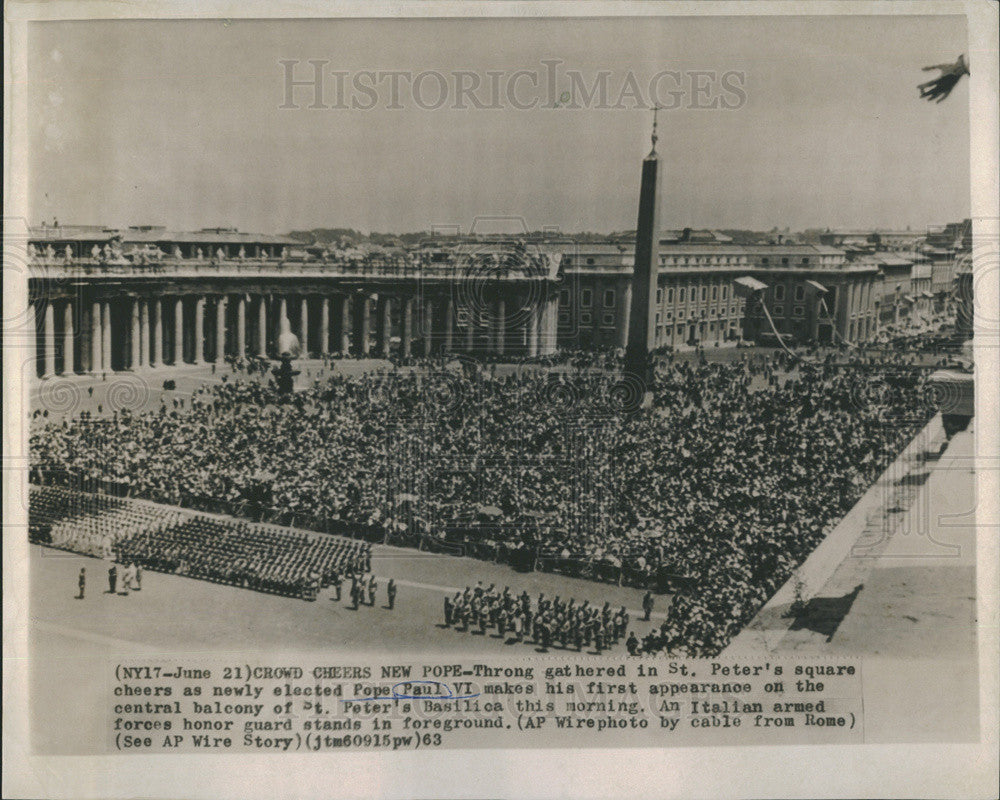 1963 Press Photo St. Peters Square cheers in the new Pope Paul VI - Historic Images