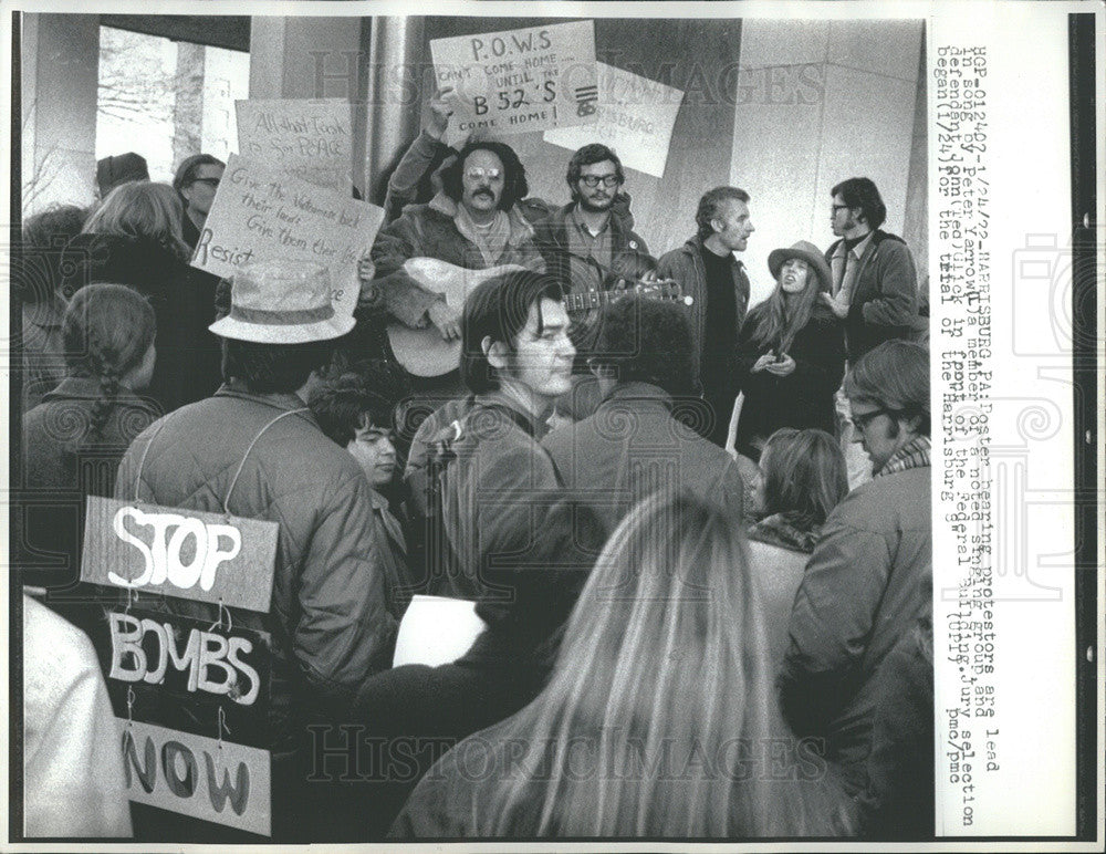 1972 Press Photo Picketing at the bomb trial in Harrisburg, PA. - Historic Images