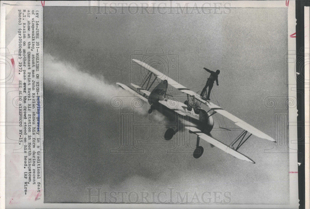 1972 Press Photo wing-walking stunt man John Kazian air show Quonset Point Naval - Historic Images