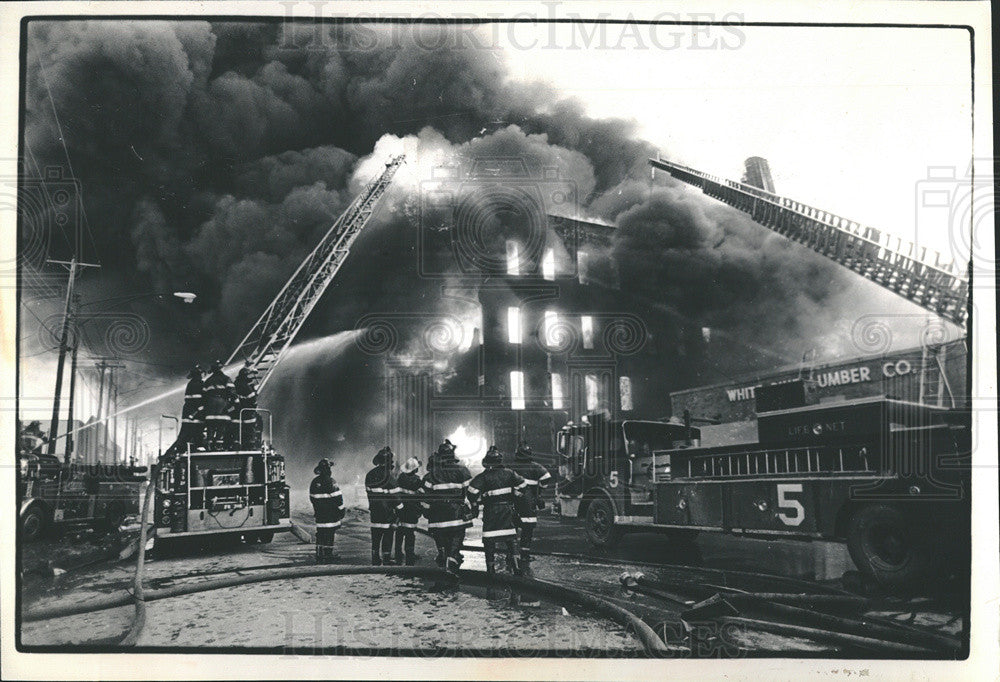1988 Press Photo firemen watch flames consume Allied Paper Bag warehouse - Historic Images