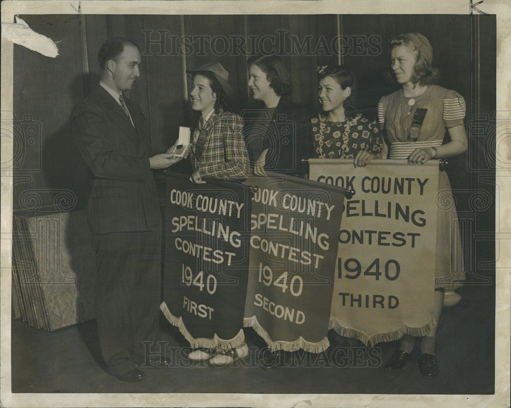 1940 Press Photo Superintendent Schools Noble Puffer annual spelling bee contest - Historic Images