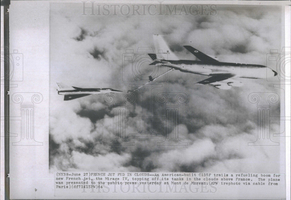 1964 Press Photo Jets C135F Refuels Mirage IV in Air - Historic Images