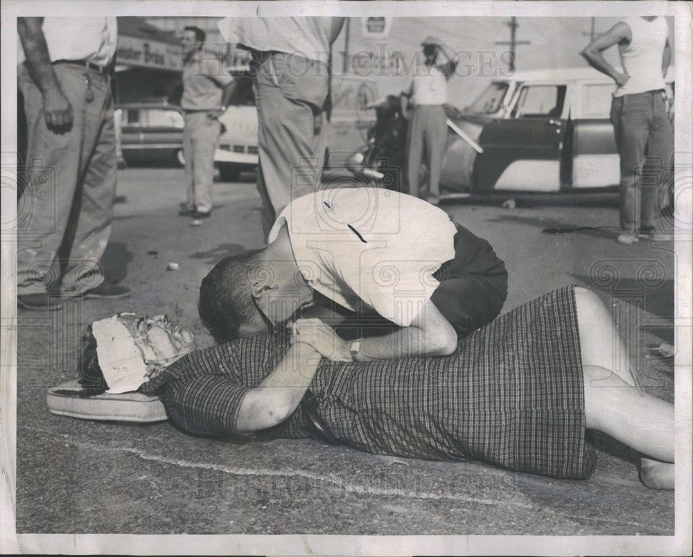 1962 Press Photo John Mann Comforts Injured Wife, Vera, After Car Accident - Historic Images