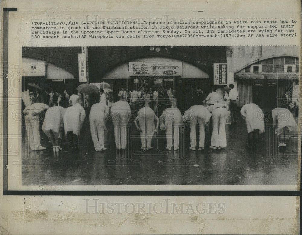 1974 Press Photo Japanese Election Workers Bow at Shimbashi Station - Historic Images