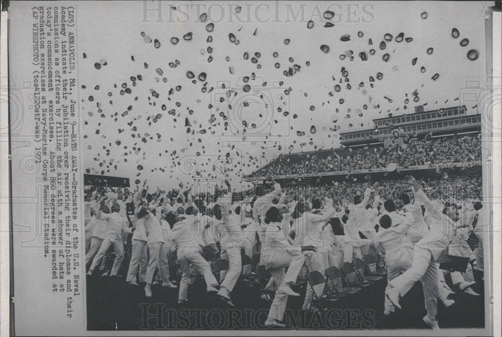 1971 Press Photo Graduates of US NAval Academy throw their hats in celebration - Historic Images