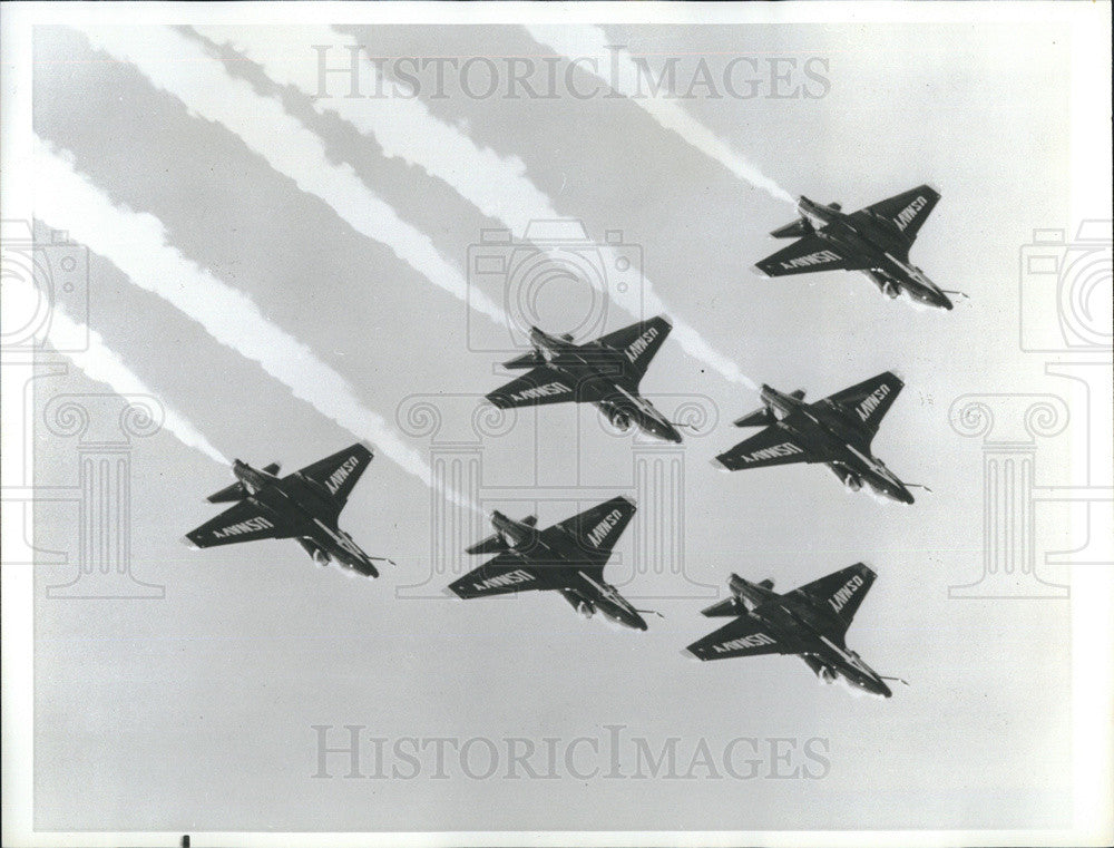 1982 Press Photo The Blue Angels flying over Sea World in Florida - Historic Images