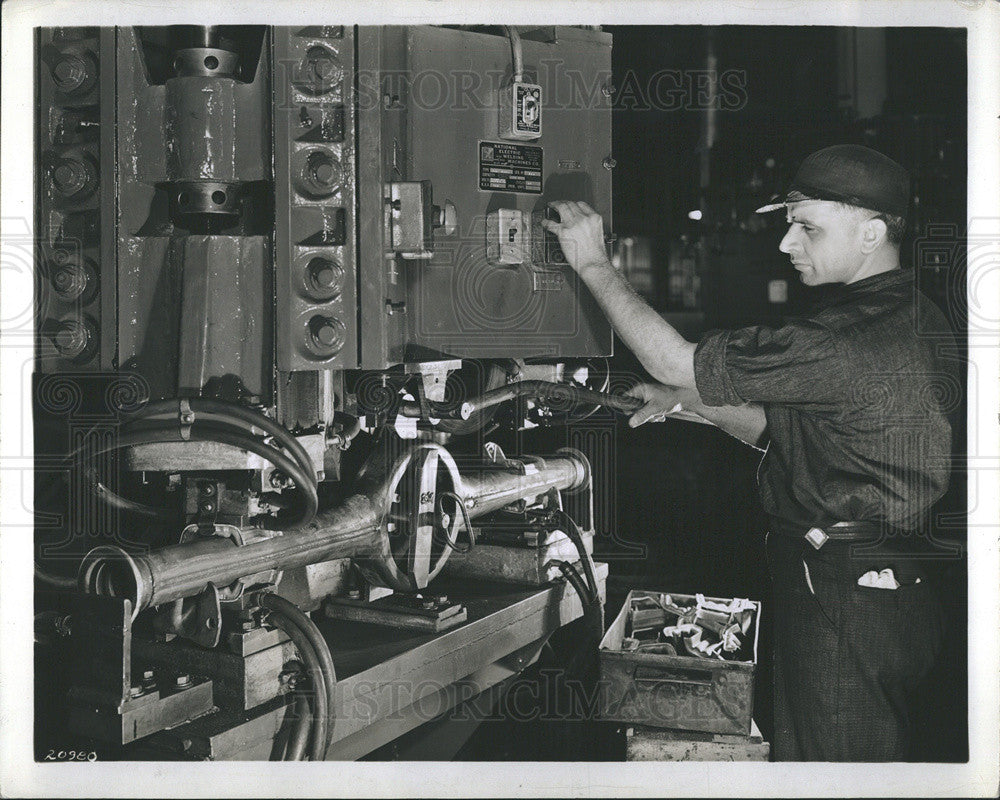 1939 Press Photo Welder works on rear housing at auto factory in Mich - Historic Images